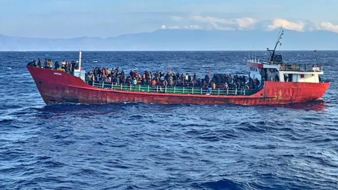 Ship full of 400 people sunk