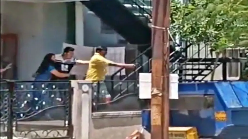 Threatens Nagar Nigam Garbage collection Workers With Gun | PalPal News Hub | Latest National, Technology, and Astrology News Threatens Nagar Nigam Garbage collection Workers With Gun