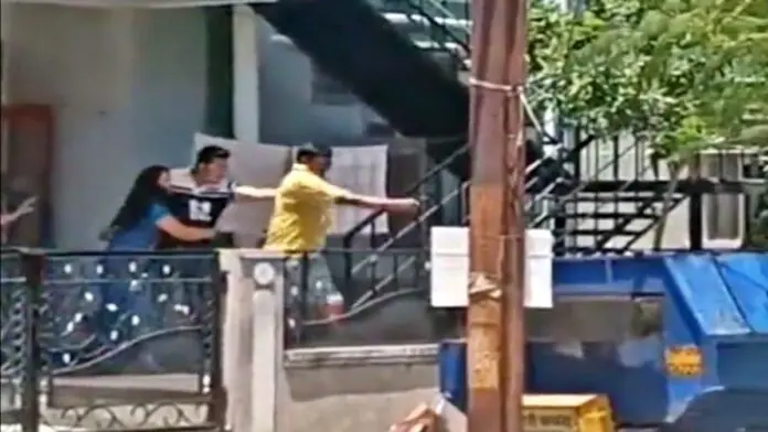 Threatens Nagar Nigam Garbage collection Workers With Gun Threatens Nagar Nigam Garbage collection Workers With Gun