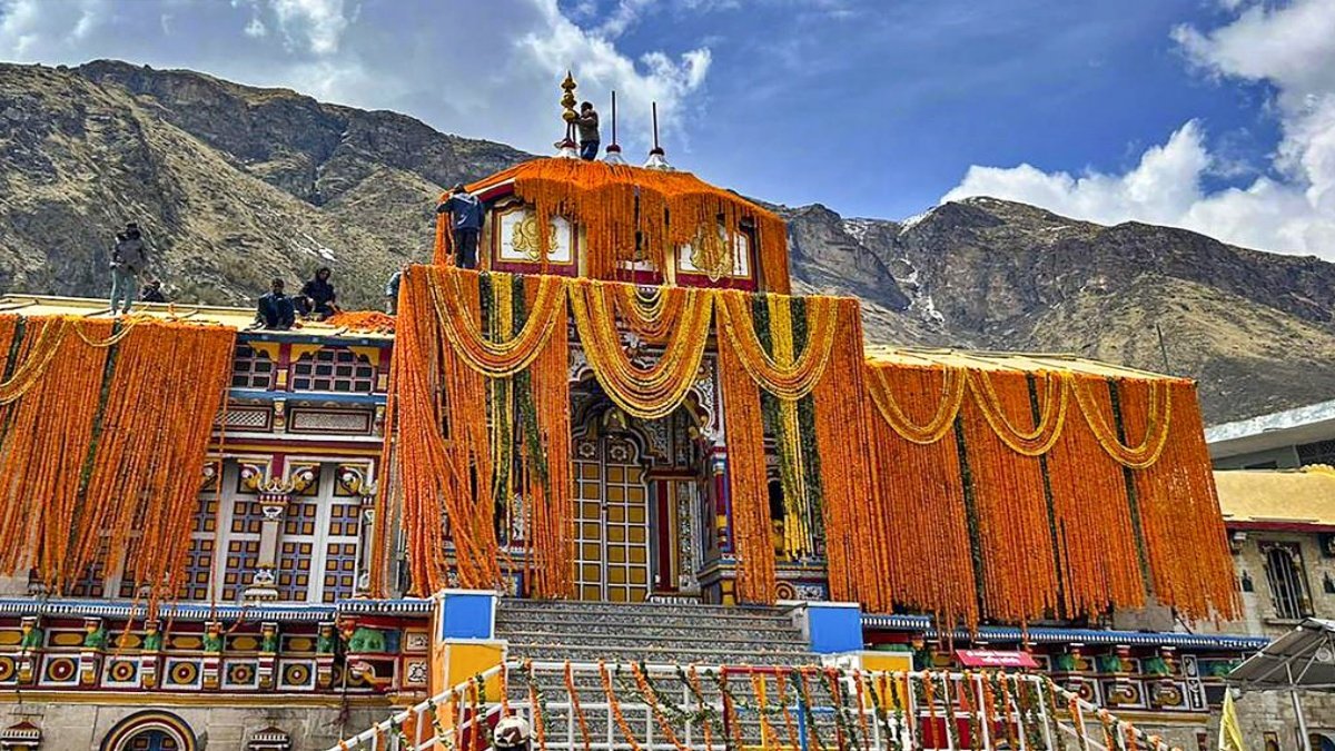 Doors of Badrinath Dham also opened, flowers were showered by helicopter