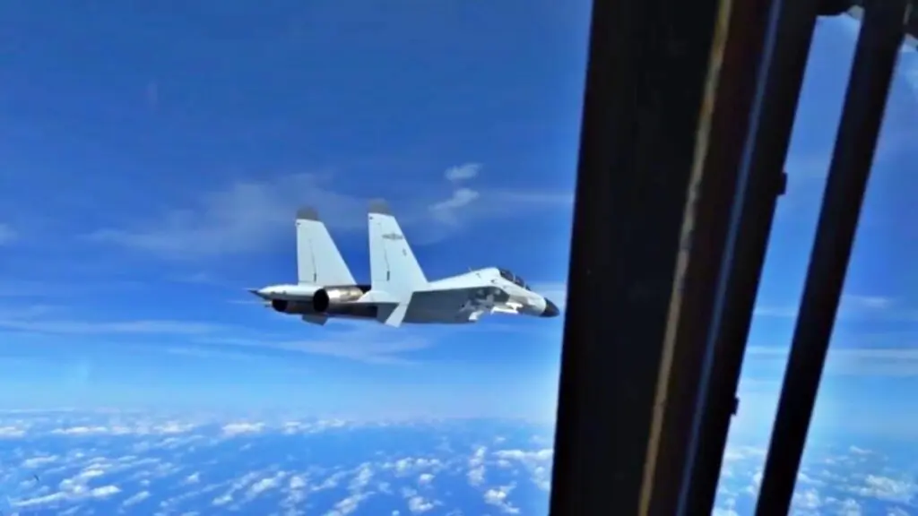 Fighter planes of China and America came face to face