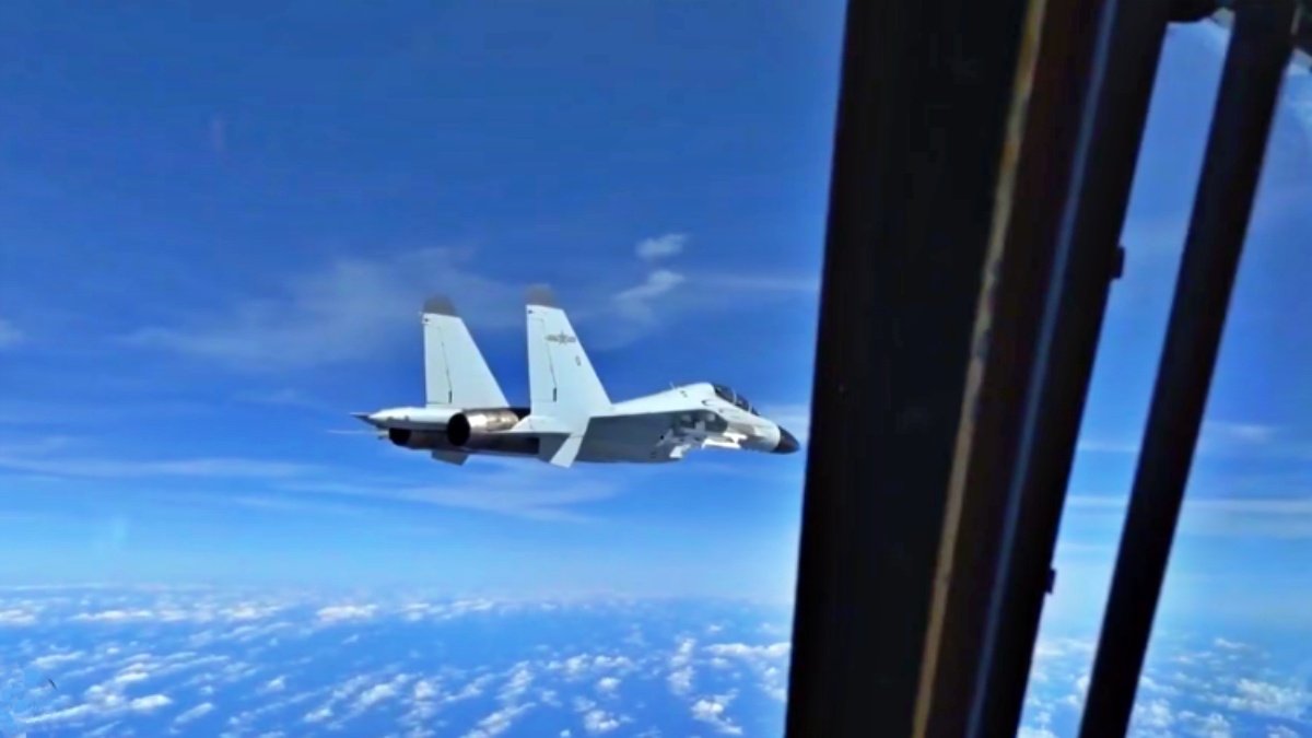 Fighter planes of China and America came face to face, video recorded