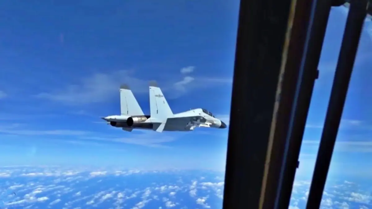 Fighter planes of China and America came face to face