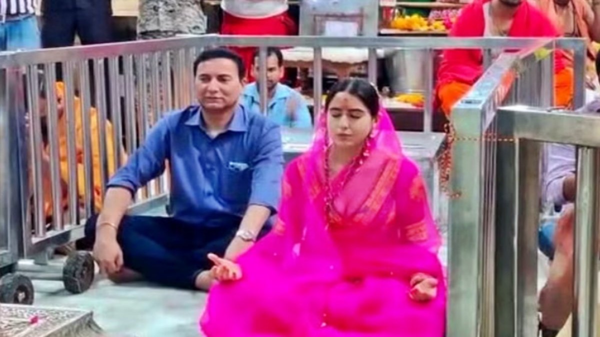 Sara Ali Khan participated in Mahakal Bhasma Aarti, and looked engrossed in devotion at Nandi Hall