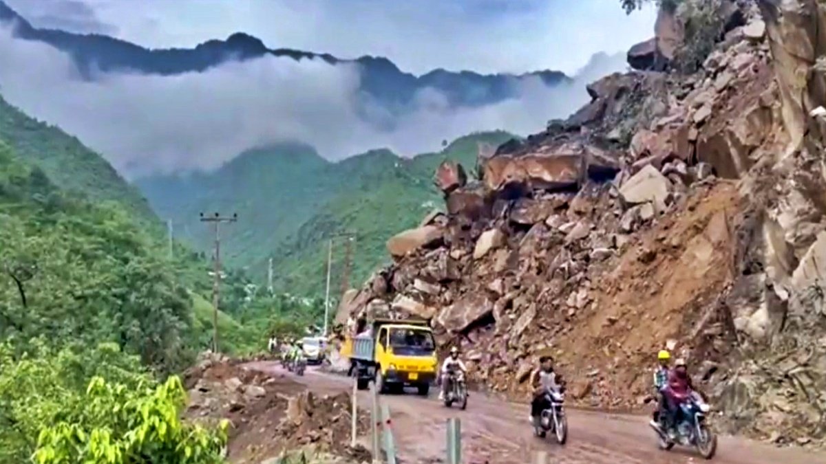 Chandigarh-Manali National Highway restored after 20 hours, thousands of tourists were trapped due to landslide