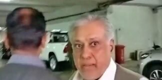Ishaq Dar got angry slapped reporter