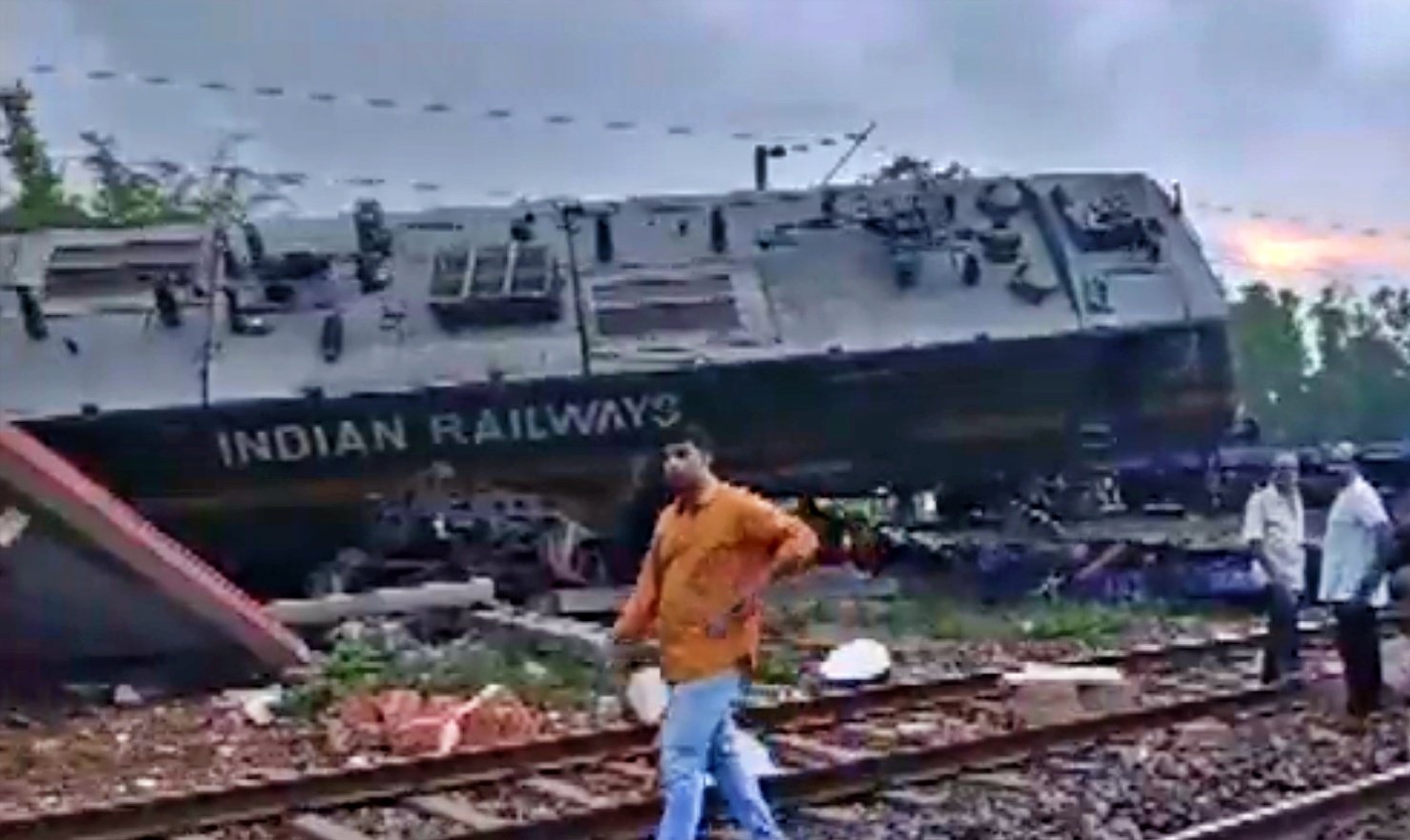 Rail accident in West Bengal, two goods trains collided, 12 coaches derailed