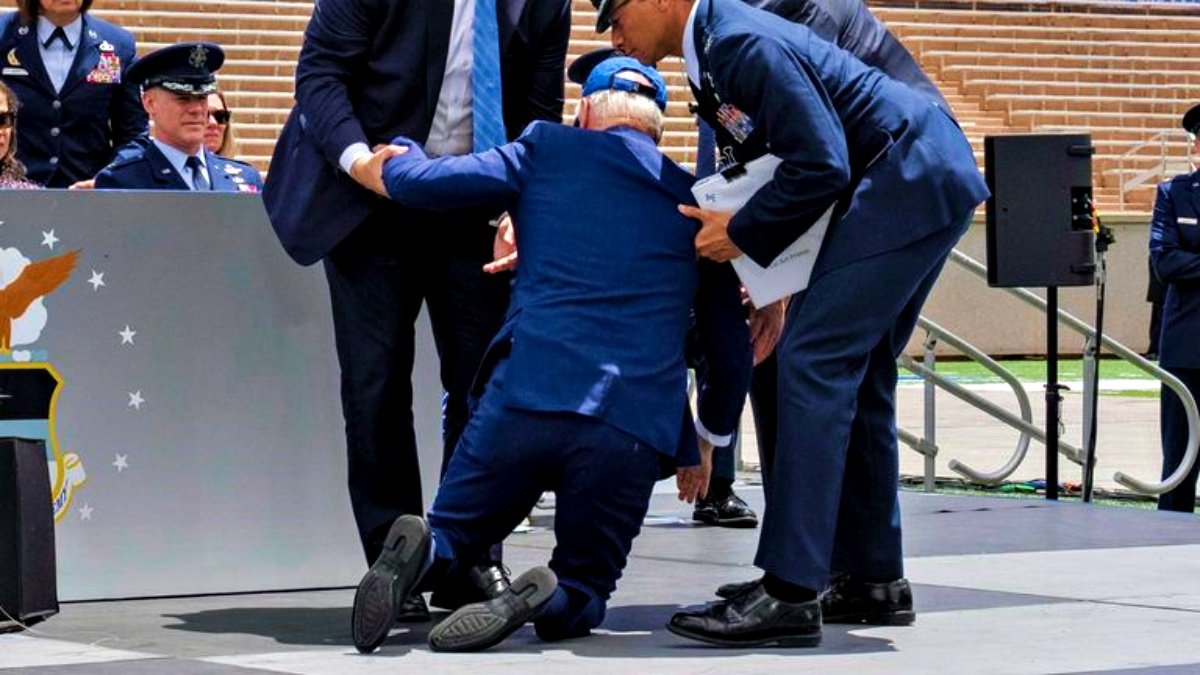 US President Biden fell face down on stage due to his feet getting stuck in the sandbag, watch the video