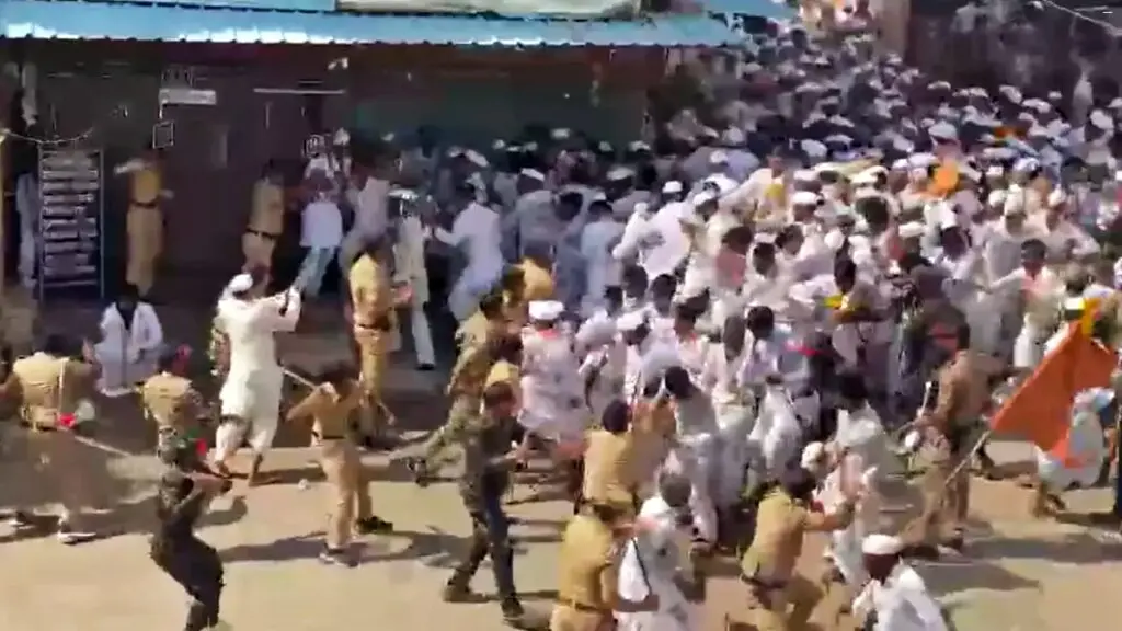 pune lathi charge
