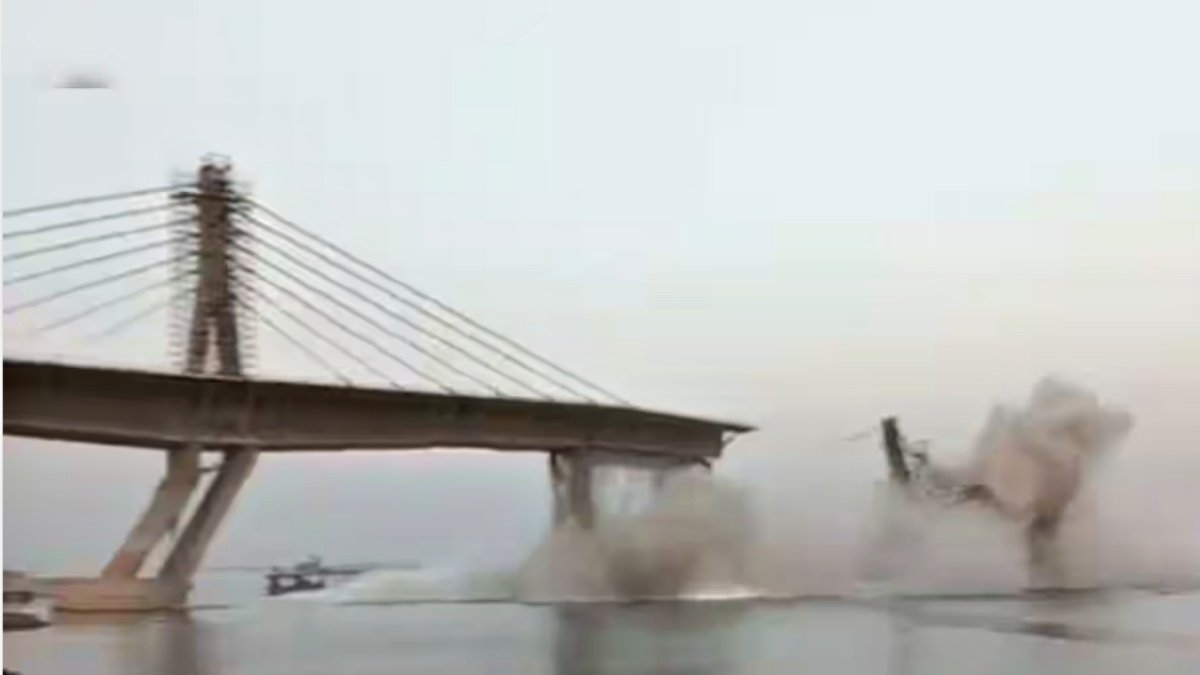 under-construction Aguwani-Sultanganj bridge collapses