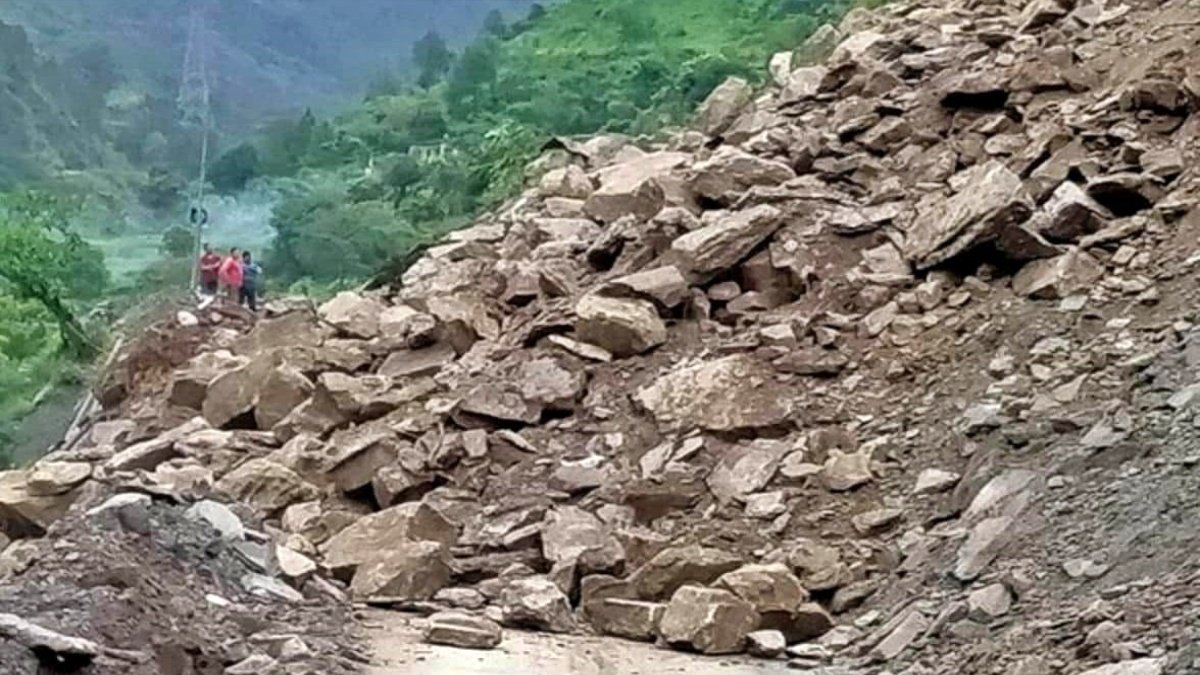 Landslides block Badrinath highway, hundreds of pilgrims stranded