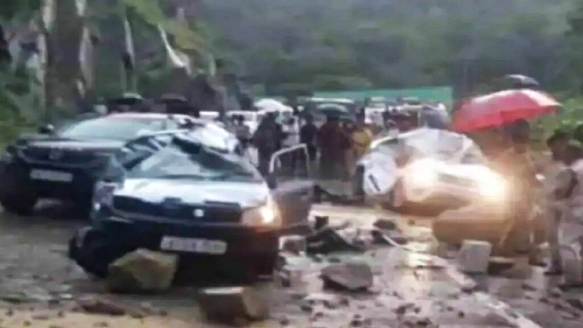 Rocks falling from mountain crushed two cars on  Dimapur-Kohima highway, 2 died, watch video