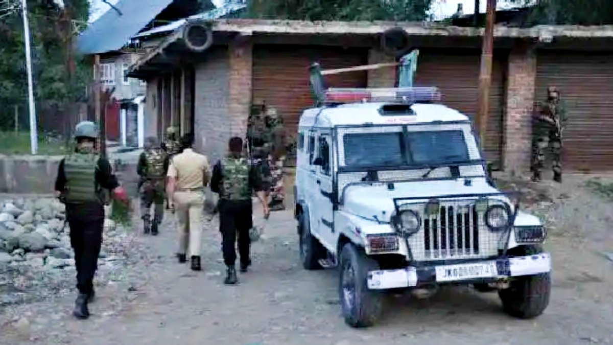 Terrorists shot 2 laborers from Maharashtra in Anantnag, search operation continues