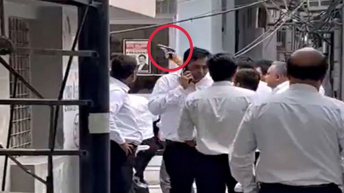 Firing outside Tis Hazari court in Delhi, fierce gunfire between two groups of lawyers, watch video
