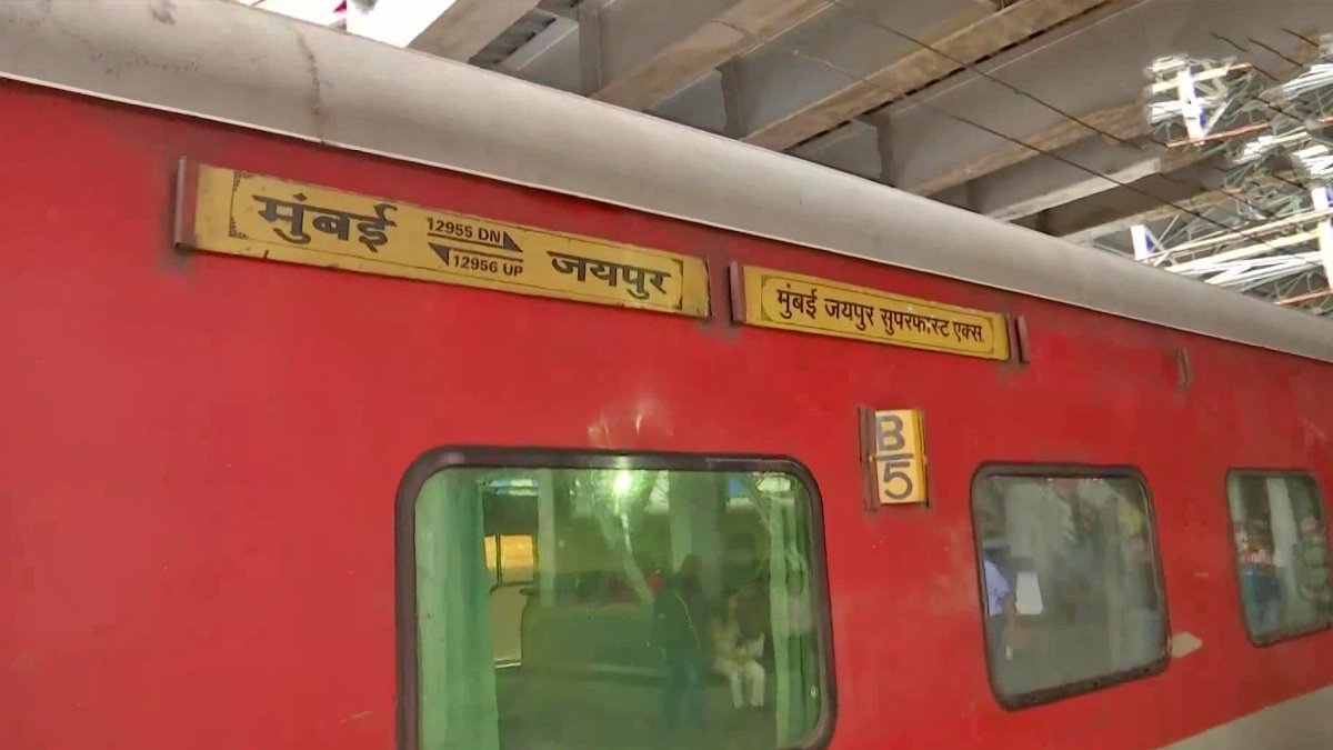 RPF jawan shot dead four people traveling on the train