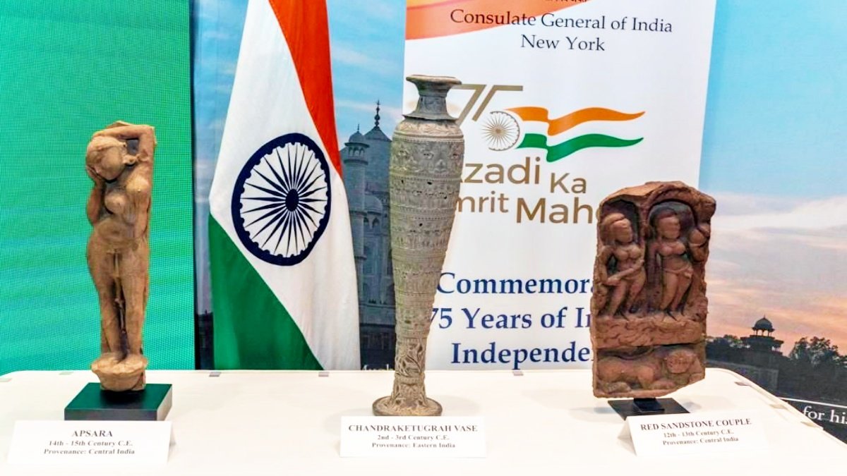 America returns 105 smuggled artifacts to India
