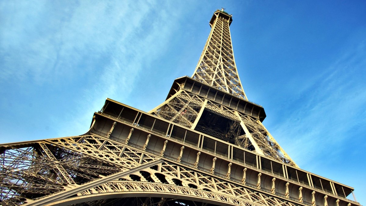 Eiffel Tower shut down after bomb threat in France