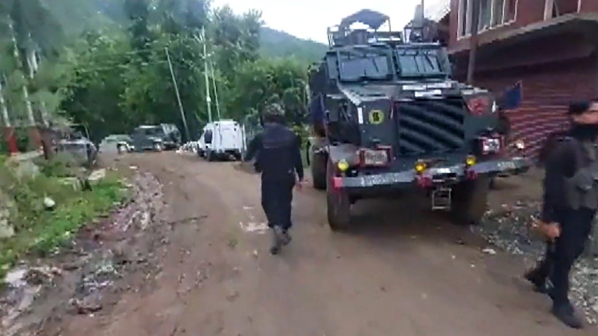 Encounter between terrorists and security forces in Kulgam, 3 soldiers martyred in Jammu and Kashmir