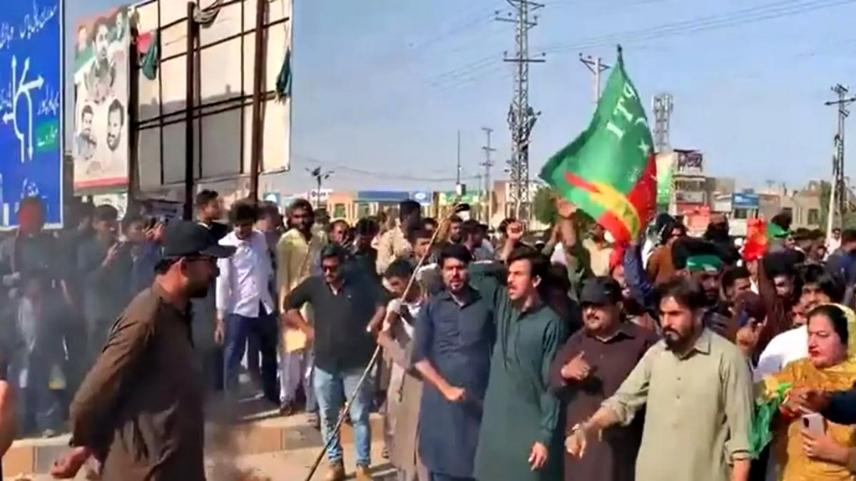 Uproar in Lahore after Imran Khan’s arrest, PTI workers hit the streets