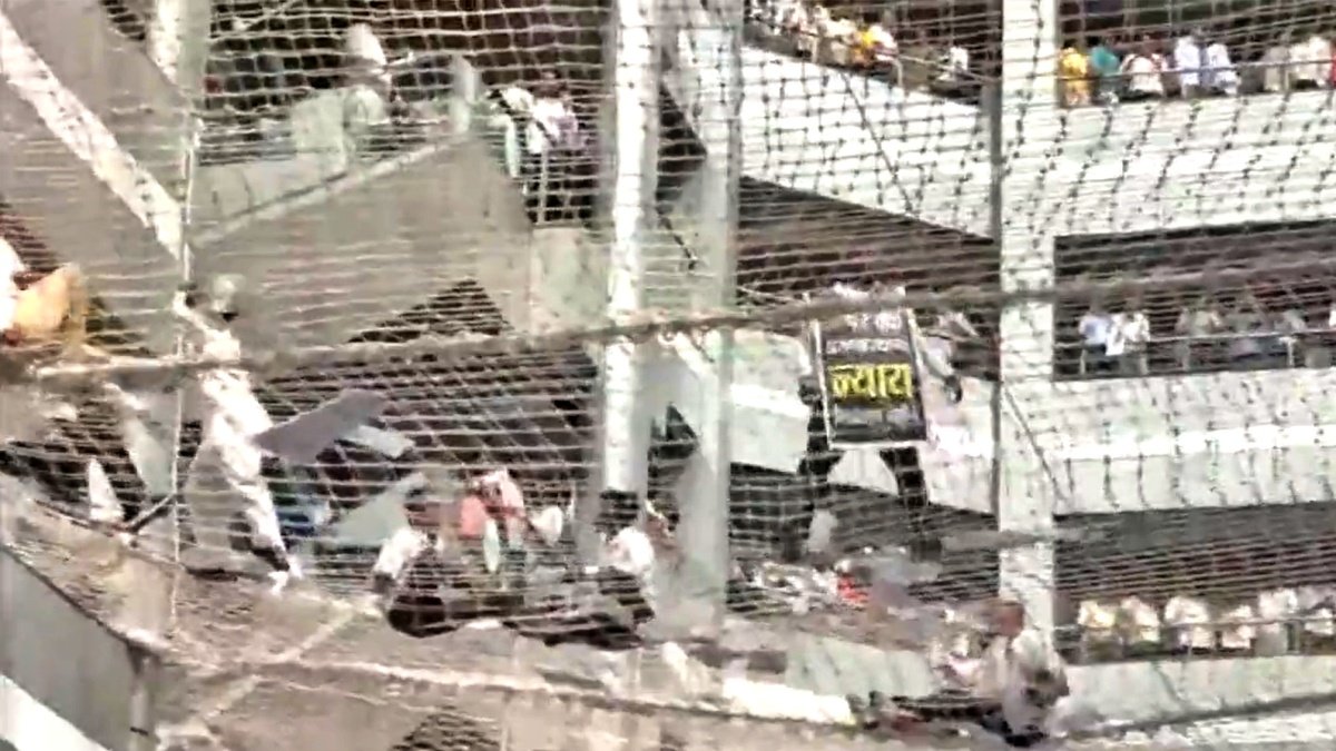 Farmers Protest at Maharashtra Mantralaya Some jumped over first floor of the building, watch a Video