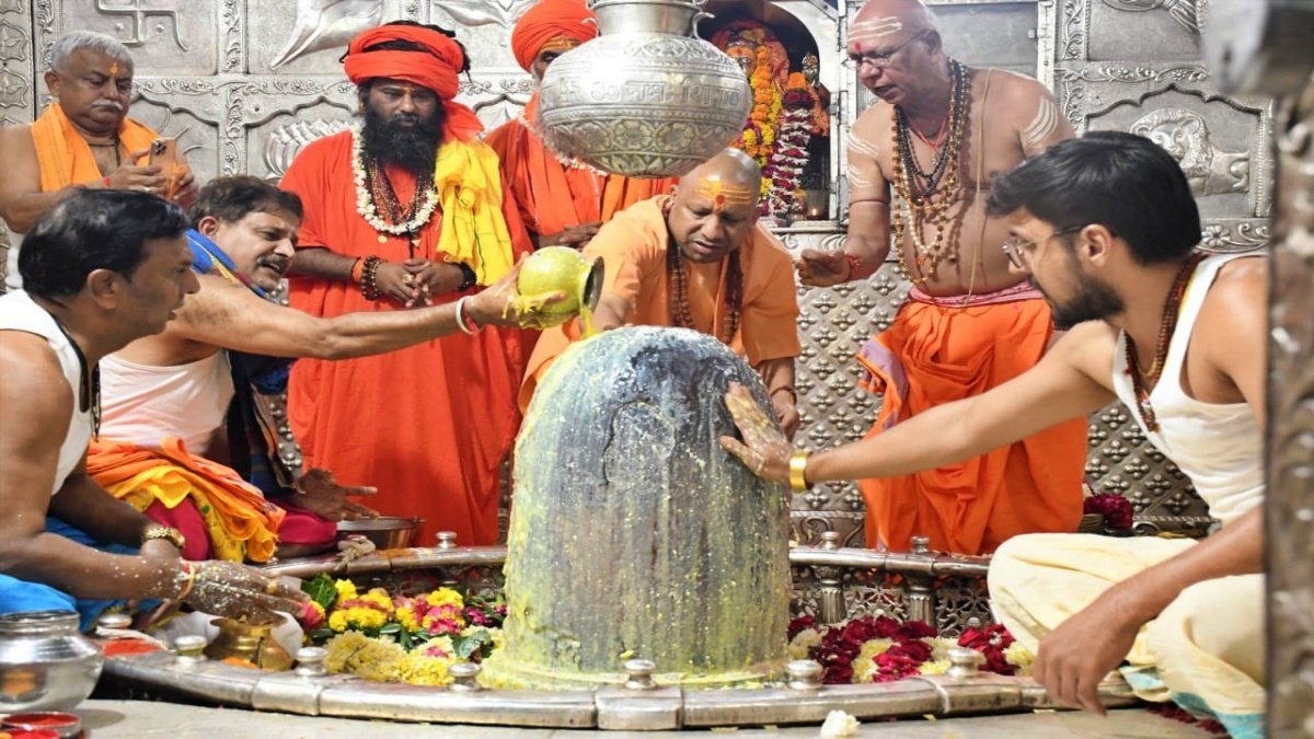 Yogi Adityanath visits Ujjain, offers prayers to Lord Mahakaleshwar