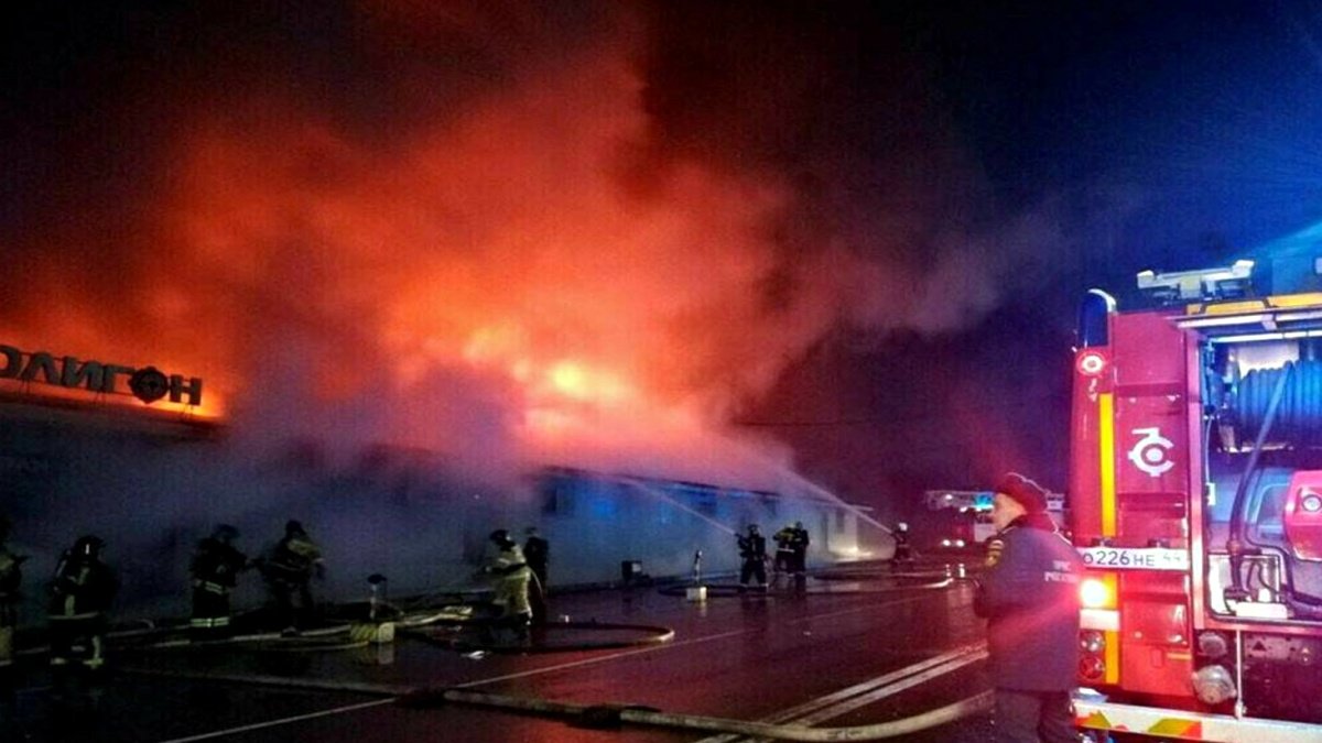 Firefighters struggle to contain nightclub blaze that killed 13 in Spain