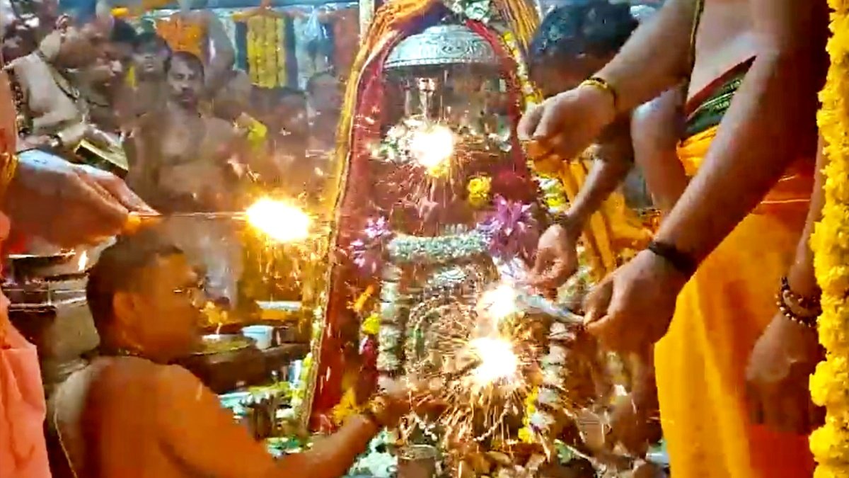 Mahakal Temple witnesses grand Diwali celebrations with Bhasma Aarti and sparklers