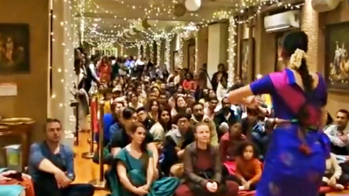 New York City Mayor joins Hindu community to celebrate Diwali at Manhattan temple