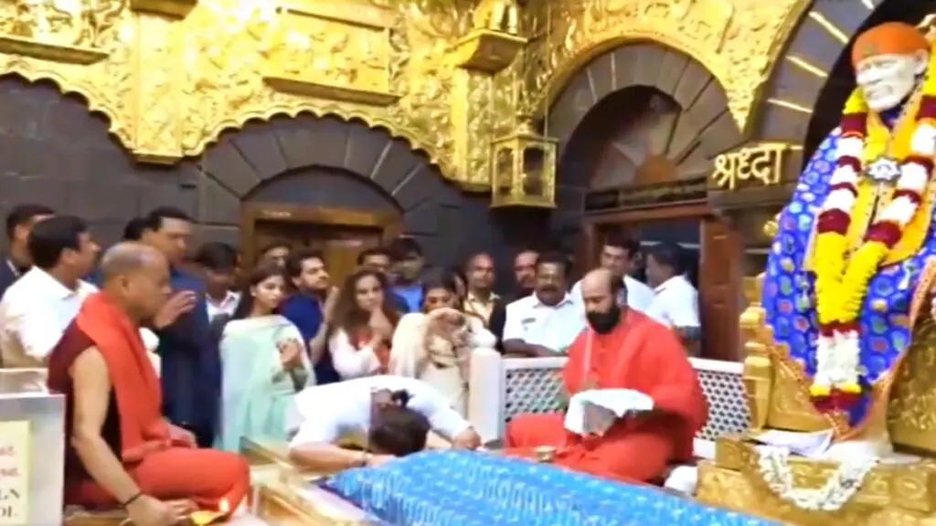 Shahrukh Khan Visits Shirdi