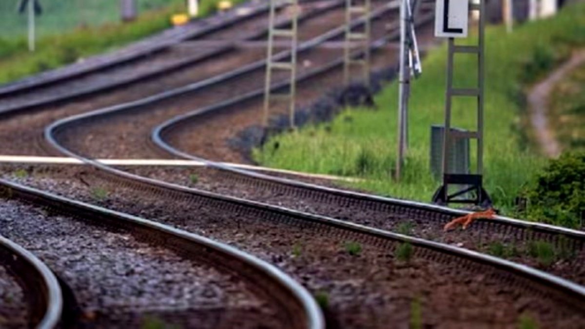 Local train mows down three railway workers in Mumbai