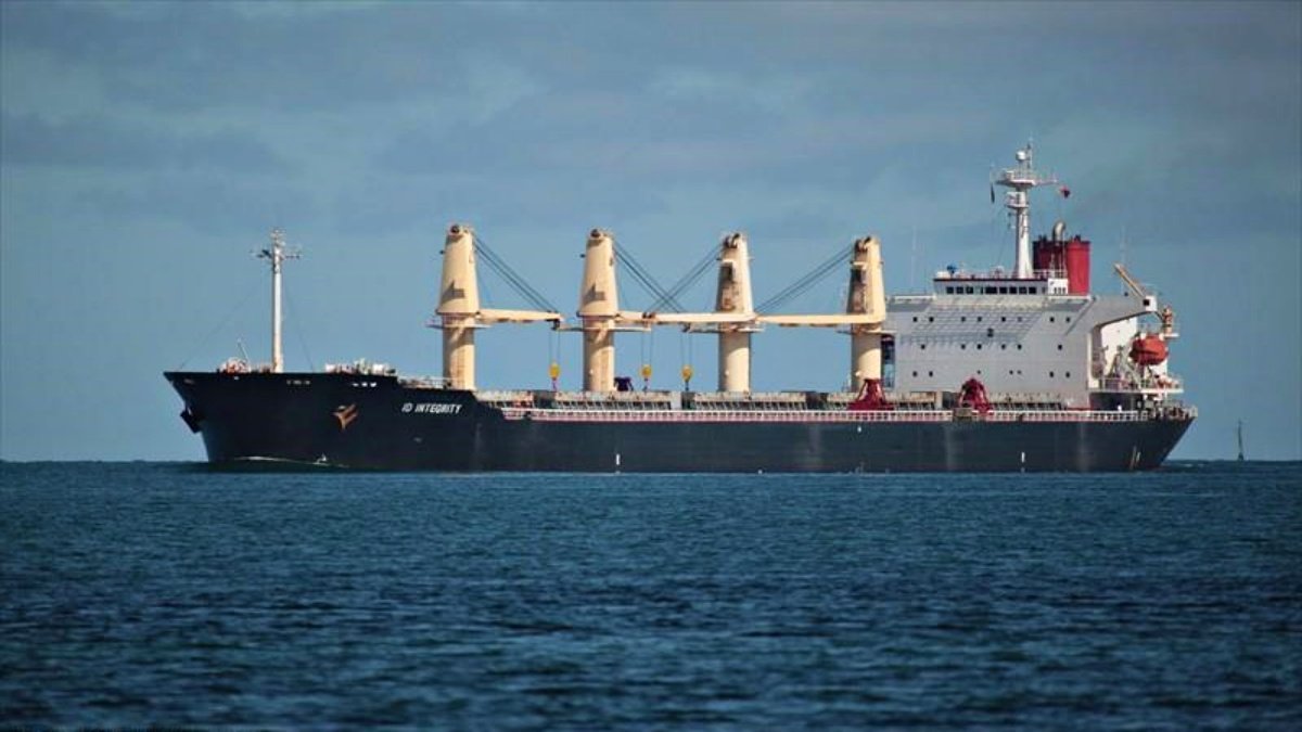Bangladeshi Bulk Carrier Seized by Pirates in Indian Ocean, Crew Held Hostage