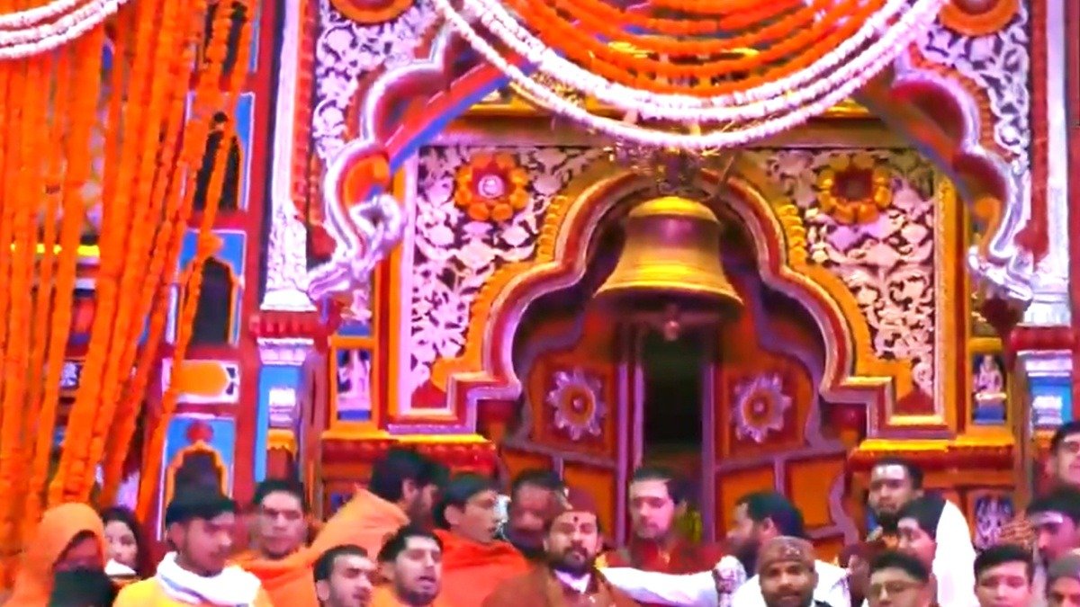 Badrinath Dham Welcomes Devotees Amidst Floral Grandeur and Devotional Fervor