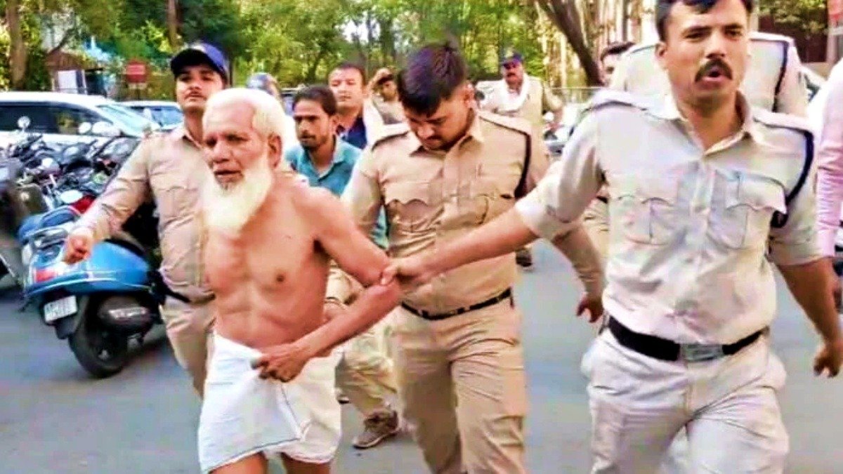 Elderly Man Throws Garland of Shoes in Indore Courtroom