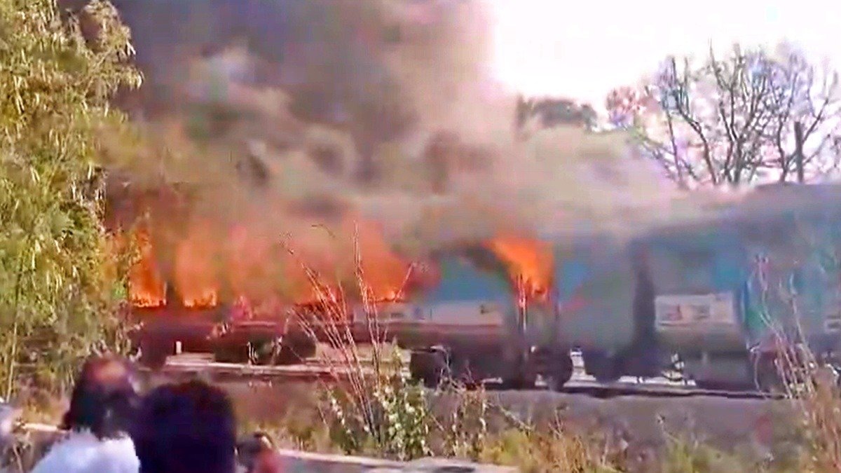Fire Breaks Out in Taj Express Coaches in New Delhi; No Casualties Reported