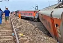 Howrah-CSMT Express Derails