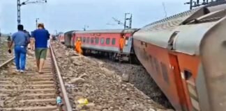 Howrah-CSMT Express Derails