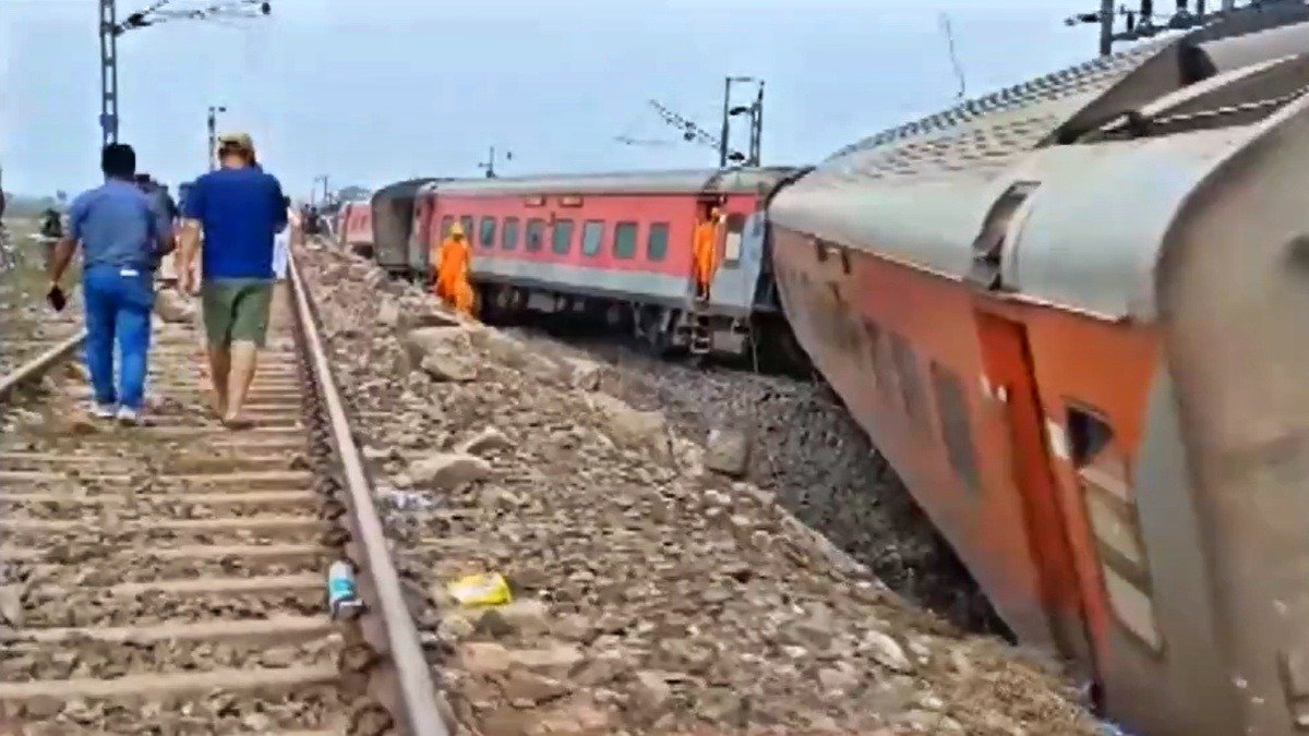 Howrah-CSMT Express Derails in Jharkhand: 6 Injured, two people lost their lives