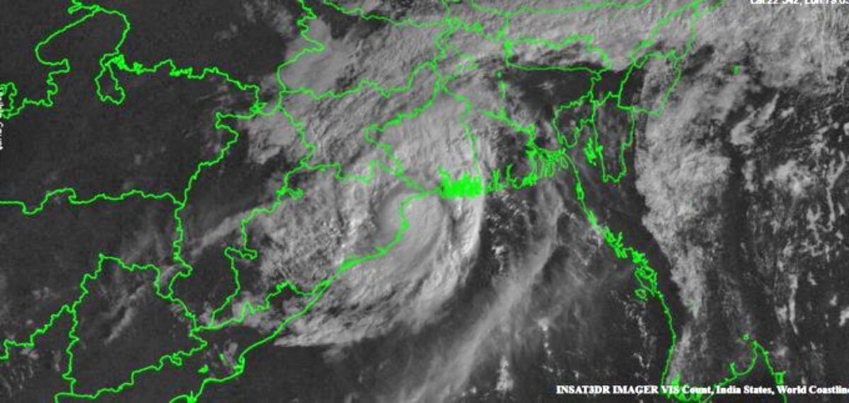 Cyclone Dana Brings Heavy Rains and Strong Winds Across India: Weather Updates and Precautions