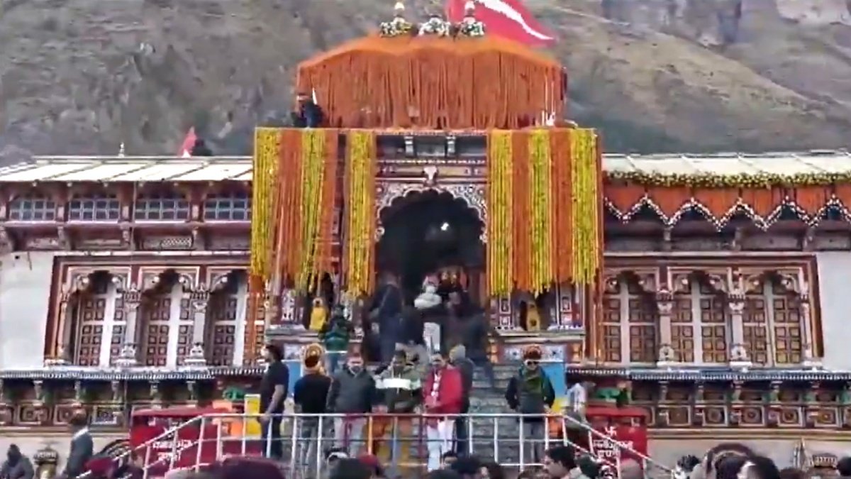 Badrinath Dham Closes Doors for Winter: Thousands of Devotees Witness the Sacred Ritual