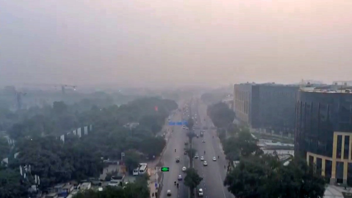 Delhi Chokes Under ‘Severe Plus’ Air Quality as Fog Blankets the City: Schools Go Online, Flights and Trains Hit Hard
