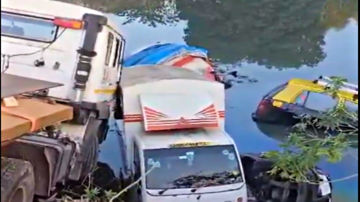 Dharavi Tanker Collision: Six Cars Plunge Into Ditch in Shocking High-Speed Crash