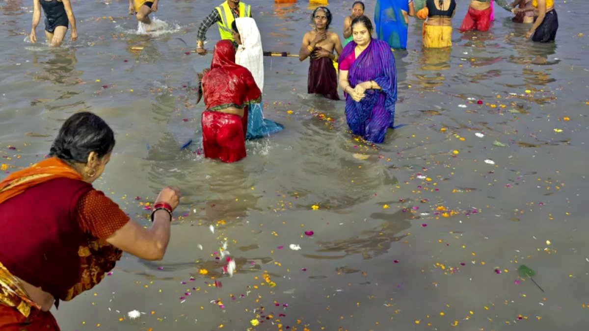 Water at Prayagraj’s Triveni Sangam Declared Safe for Bathing During Maha Kumbh