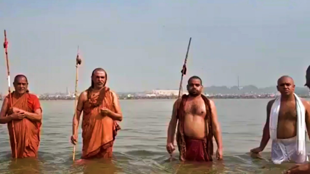 Shankaracharyas Lead Sacred Amrit Snan at Maha Kumbh 2025, Urge Devotees to Prioritize Peace