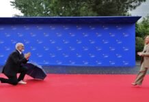 Albanian PM Kneeling Welcome for Meloni