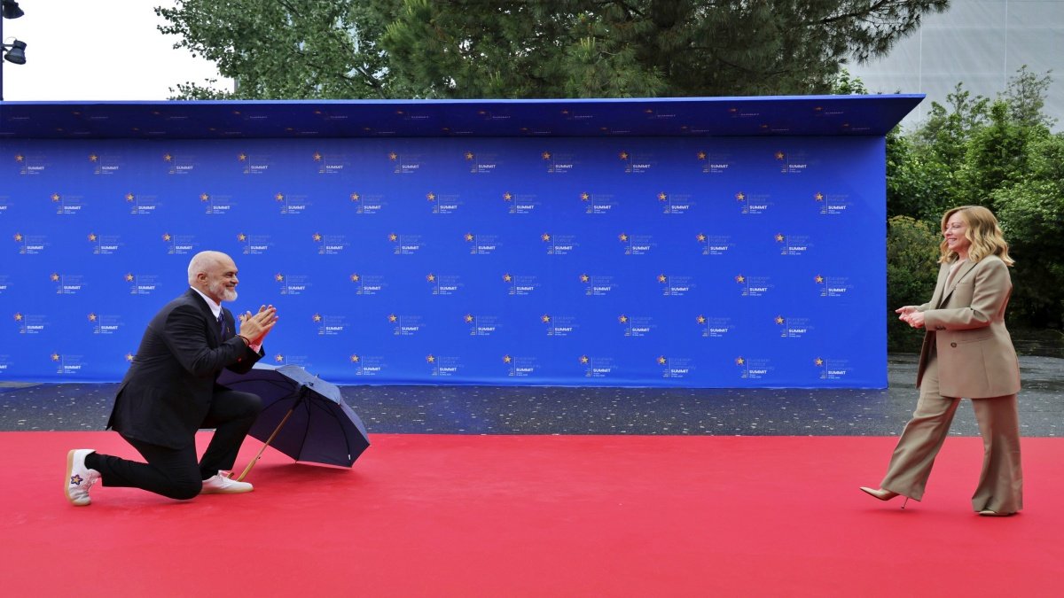 Albanian PM’s Kneeling Welcome for Italy’s Meloni Goes Viral at Tirana Summit