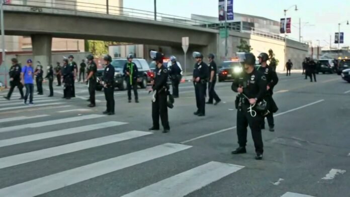 LA Mayor Imposes Downtown Curfew LA Mayor Imposes Downtown Curfew