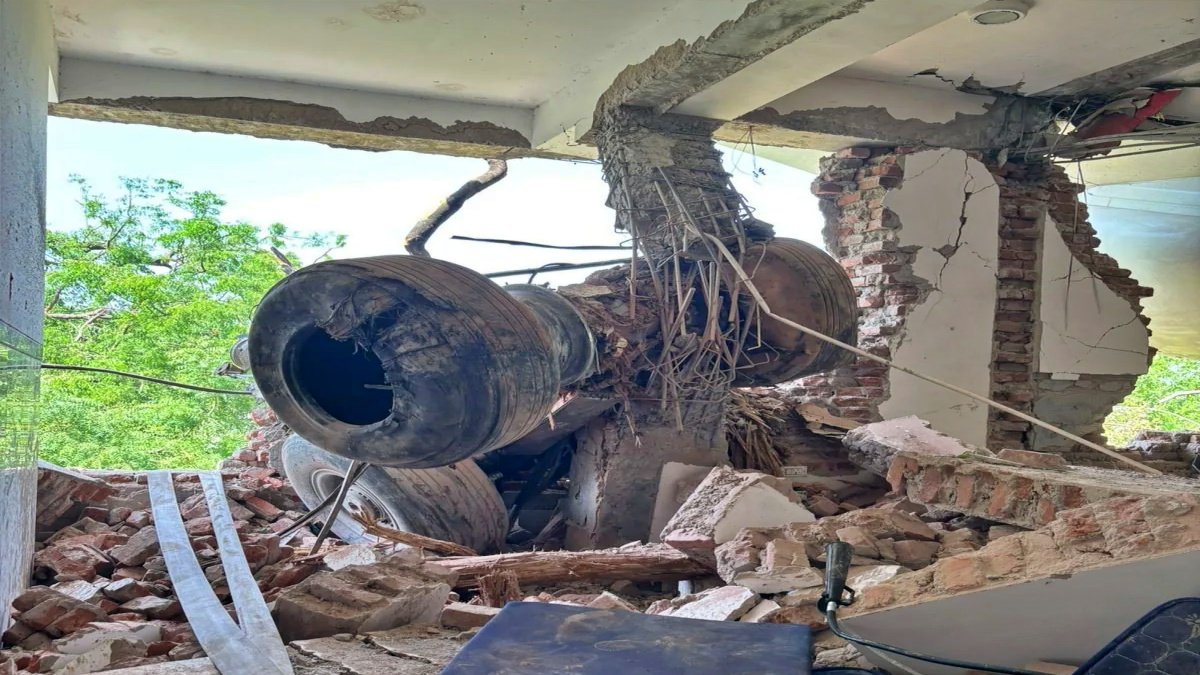 Air India Dreamliner Crashes Into Ahmedabad Hostel Mess: Students Injured, Chaos Erupts