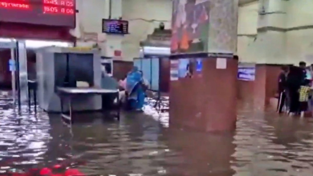Rain Paralyzes Ajmer: Railway Station Turns Into Lake, Passengers Stranded and Trains Delayed