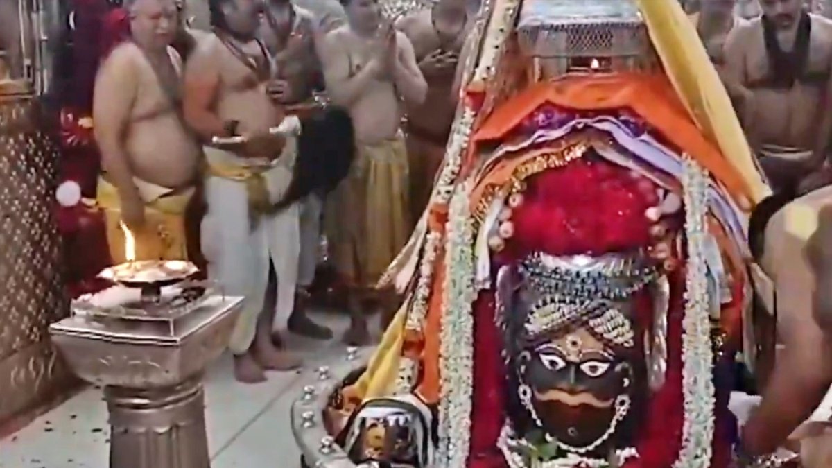 First Sawan Monday Draws Massive Devotee Turnout at Mahakaleshwar Ujjain