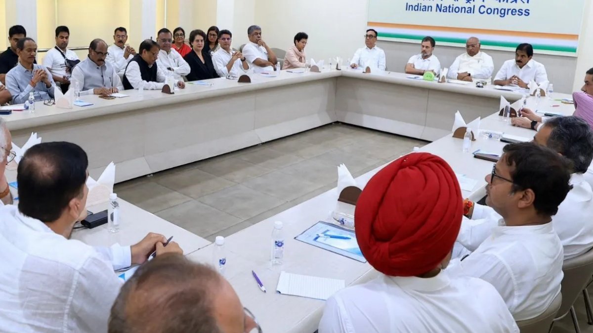 Congress Ramps Up ‘Vote Chori’ Drive: Kharge’s Emergency Meet, 300-MP March, ‘124 Not Out’ Protest